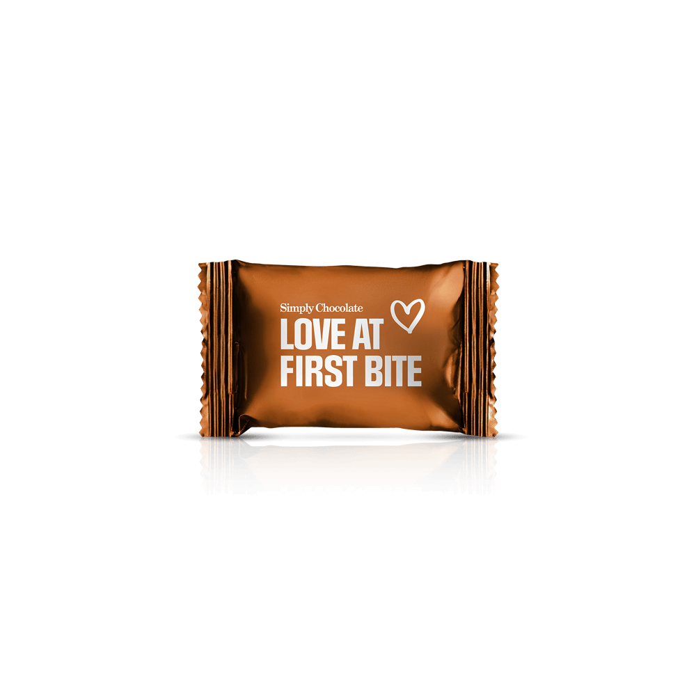 Love at first bite - 75 stk. box | Knasende karamel, havsalt og mælkechokolade