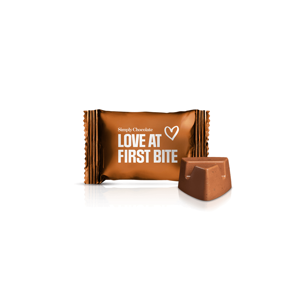 Love at first bite - 75 stk. box | Knasende karamel, havsalt og mælkechokolade